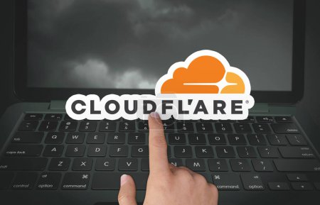 Téléchargez les photos : Cloudflare, fond de médias sociaux - en image libre de droit