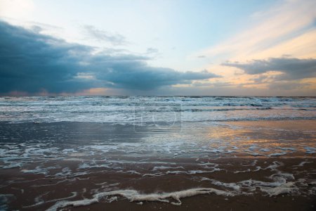 Wattenmeer bei Ebbe, Nordsee-Strandlandschaft, Küste auf der Insel Romo in Dänemark bei Sonnenuntergang, Urlaub und Lifestyle 