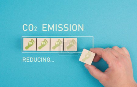Téléchargez les photos : Green co2 footprint progress bar, reduce carbon emission, climate change - en image libre de droit
