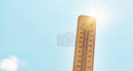 Téléchargez les photos : Thermomètre avec ciel bleu et soleil, mesurer la température, les prévisions météorologiques, le réchauffement climatique et la discussion sur l'environnement, saison estivale avec canicule - en image libre de droit