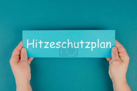 Hitzeschutzplan steht in deutscher Sprache auf dem Papier, Regelung für warme Sommertage, Klimawandel und globale Erwärmung, extreme Temperatur
