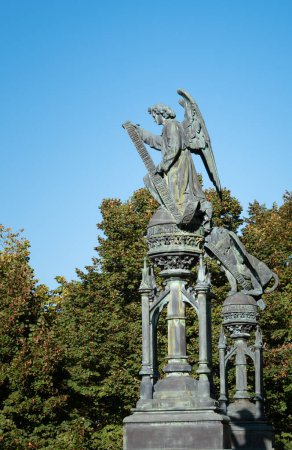 Téléchargez les photos : Basilique Saint-Epvre Nancy en France, sculpture ange devant la cathédrale, département Lorraine - en image libre de droit