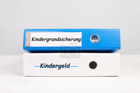 Foto de Prestaciones básicas para niños en alemán en la carpeta de archivos, nueva regulación de pagos para la familia en Alemania, problema social - Imagen libre de derechos