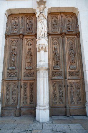 Téléchargez les photos : Basilique Saint-Epvre Nancy en France, porte cathédrale en bois avec sculpture, département Lorraine - en image libre de droit