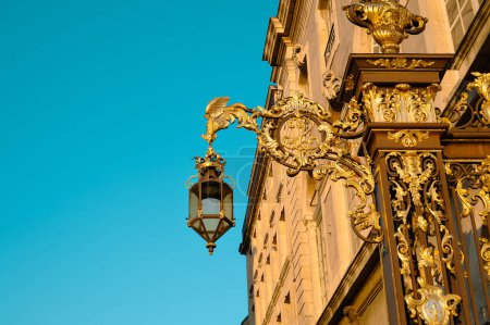 Téléchargez les photos : Lanterne de la place Stanislas à Nancy, France, lampadaire doré dans le département Lorraine - en image libre de droit