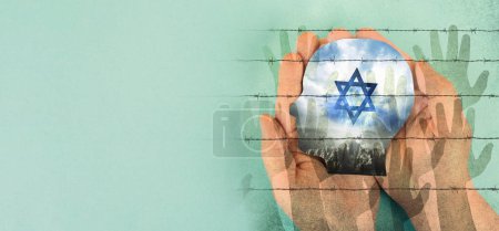 Téléchargez les photos : Visage tenu avec drapeau d'Israël, étoile de David et fil barbelé à la main, guerre entre juifs et palestiniens, réfugiés - en image libre de droit