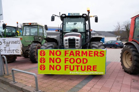 Foto de Protesta campesina, denuncia plan del gobierno para abolir exenciones de impuestos a diesel y vehículos agrícolas, manifestación con tractores en la ciudad de Tréveris, Alemania el 8.1.2024 - Imagen libre de derechos