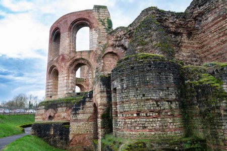 Foto de Baños imperiales en la ciudad romana de Tréveris, ruina antigua Kaiserthermen, valle del Mosela, Renania palatinado en Alemania, Patrimonio de la Humanidad por la UNESCO - Imagen libre de derechos