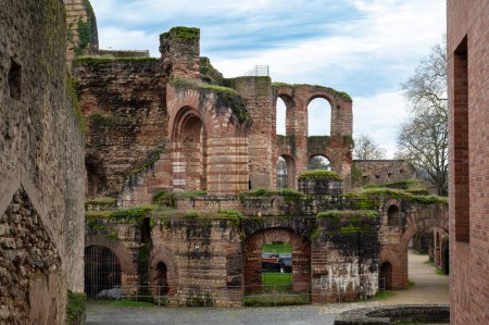 Foto de Baños imperiales en la ciudad romana de Tréveris, ruina antigua Kaiserthermen, valle del Mosela, Renania palatinado en Alemania, Patrimonio de la Humanidad por la UNESCO - Imagen libre de derechos
