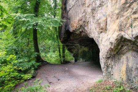 Huel Lee ou Hohllay sur le sentier Mullerthal au Luxembourg, grotte ouverte avec vue sur la forêt, formation rocheuse de grès 