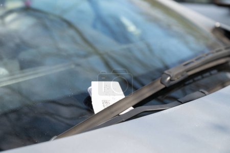 Boleto de estacionamiento bajo el limpiaparabrisas, coche estacionado ilegalmente, pagar violación de tráfico