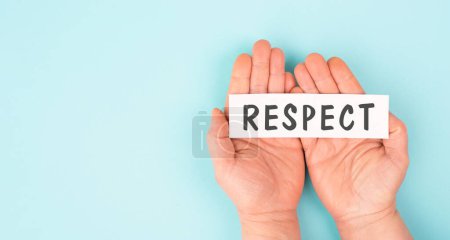 Das Wort Respekt steht auf dem Papier, Verantwortung, Toleranz und Entwicklung, menschliche Beziehung und Interaktion, Inklusion und Vielfalt. 