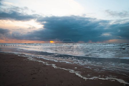 Wattenmeer bei Ebbe, Nordsee-Strandlandschaft, Küste auf der Insel Romo in Dänemark bei Sonnenuntergang, Urlaub und Lifestyle 
