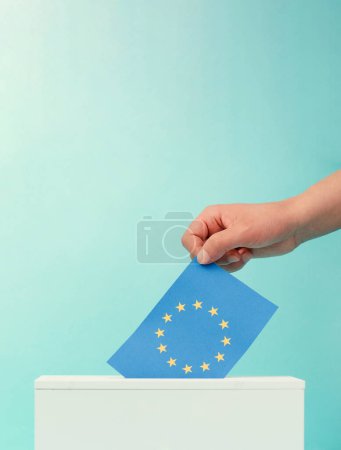 Élections européennes, urnes, drapeau de l'Union européenne, étoiles bleues et jaunes, citoyens européens votant Parlement