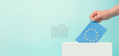 EU-Wahl, Wahlurne, Flagge der Europäischen Union, blaue und gelbe Sterne, Bürger Europas wählen das Parlament