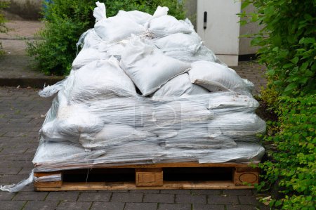 Sandsäcke für den Hochwasserschutz, Mosel Trier in Rheinland-Pfalz, überflutete Bäume und Wege, Hochwasser, Klimawandel 