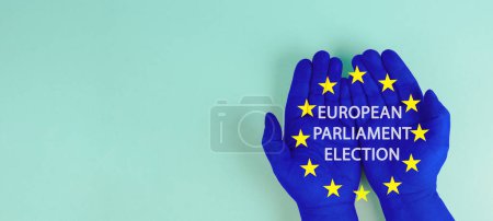 Élections européennes, mains avec drapeau de l'Union européenne, étoiles bleues et jaunes, citoyens européens votant Parlement