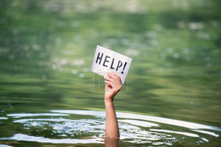 Victime de noyade, main avec signe d'aide, danger de nager dans un lac ou une rivière, lutte pour survivre, échec et sauvetage dans les eaux