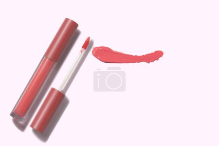 Téléchargez les photos : Maquillage cosmétique modèle de maquillage produit, rouge à lèvres et rouge à lèvres ou tache mate sur fond blanc - en image libre de droit