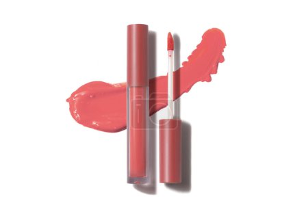 Téléchargez les photos : Maquillage cosmétique modèle de maquillage produit, rouge à lèvres et rouge à lèvres ou tache mate sur fond blanc - en image libre de droit
