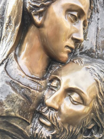 Téléchargez les photos : Jésus et Marie. Statue en bronze de Mère Marie tenant son fils Jésus. - en image libre de droit