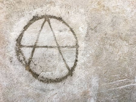 Grunziges Anarchie-Symbol an der Wand. Ideal für Texturen, Hintergründe und Konzepte. Raum für Text.