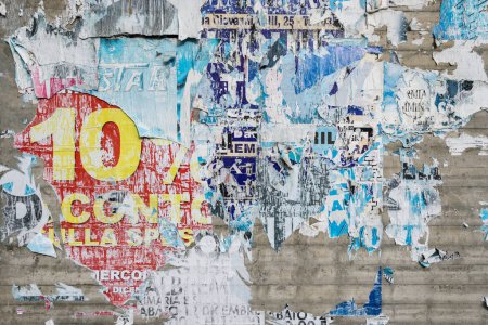 Foto de Carteles coloridos rasgados en la vieja pared grunge como fondo abstracto creativo. - Imagen libre de derechos