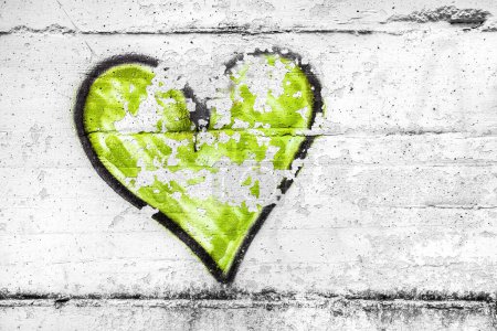 Téléchargez les photos : Peint vert lime abstrait forme de coeur symbole d'amour, fond de mur sale, métaphore de la Saint-Valentin urbaine et romantique, style grunge. - en image libre de droit