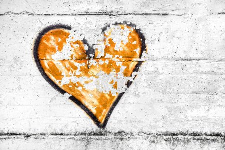 Téléchargez les photos : Peint orange abstrait forme de coeur symbole d'amour, fond de mur sale, métaphore de la Saint-Valentin urbaine et romantique, style grunge. - en image libre de droit