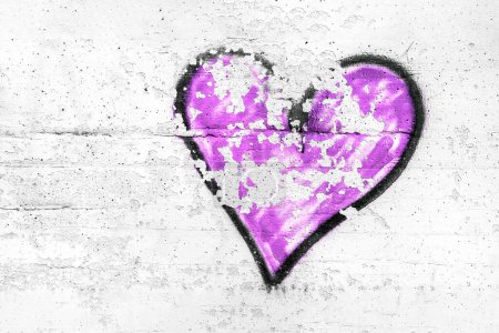 Téléchargez les photos : Peint violet abstrait forme de coeur symbole d'amour, fond de mur sale, métaphore de la Saint-Valentin urbaine et romantique, style grunge. - en image libre de droit