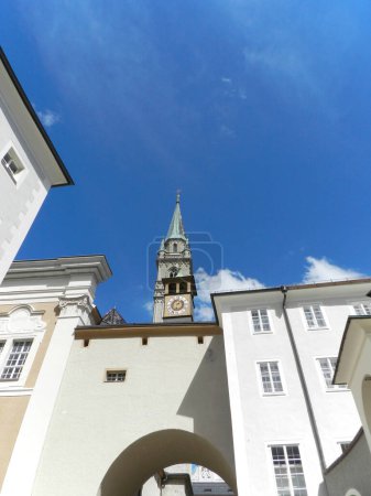 Téléchargez les photos : Salzbourg (Autriche). Clocher de l'église franciscaine dans le centre historique de la ville. - en image libre de droit