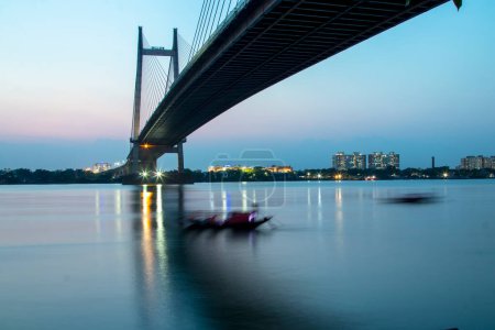 Téléchargez les photos : Bateau dans la rivière Ganges à Kolkata C'est un pont à péage sur la rivière Hooween au Bengale occidental, en Inde, reliant les villes de Kolkata et Howrah. - en image libre de droit