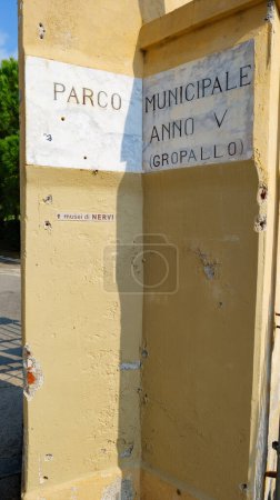 Foto de Génova, Italia. Señal de mármol en la entrada del Parque Municipal de Nervi. Imagen vertical. 2023-10-06. - Imagen libre de derechos