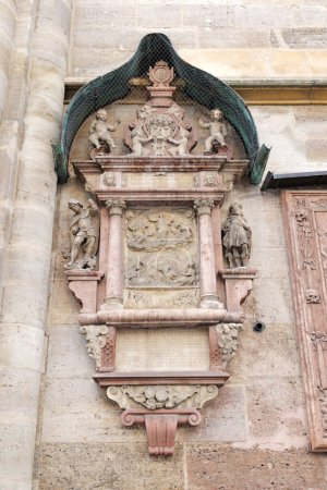 Foto de Viena, Austria. Antiguas lápidas votivas colocadas en la fachada principal de la catedral en Stephansplatz. 2023-08-02. - Imagen libre de derechos