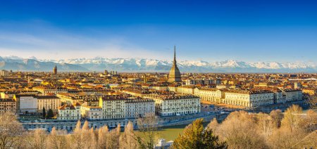 Turin, Italien. Blick auf die Stadt von oben mit der Kuppel der Mole Antonelliana und Gebäuden im Zentrum, vom Cappuccini-Hügel aus. Im Hintergrund die schneebedeckten Berge der Alpen. 2024-03-12.
