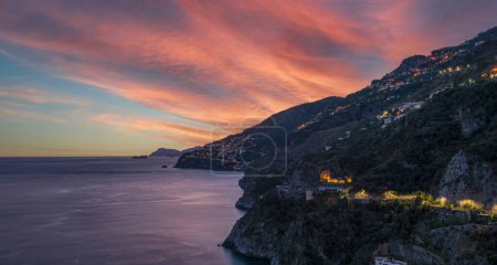 Amalfiküste, Italien. Nach Sonnenuntergang die Küste von Conca dei Marini aus gesehen. Ganz rechts am Horizont die Kleinstadt Praiano und die Insel Capri.