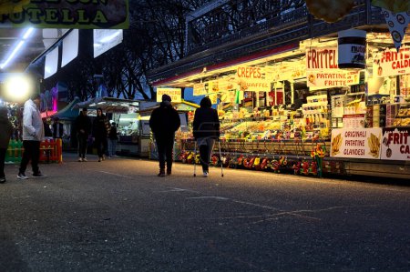 Téléchargez les photos : Stands de nourriture dans un parc d'attractions au crépuscule - en image libre de droit