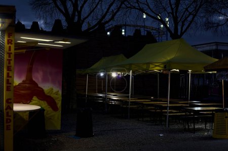 Téléchargez les photos : Stands de nourriture dans un parc d'attractions au crépuscule - en image libre de droit