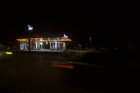 Foto de Gasolineras en una carretera rural por la noche - Imagen libre de derechos