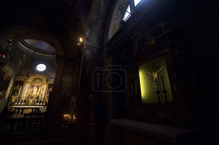 Téléchargez les photos : Crucifié Christ dans une vitrine illuminée au-dessus d'un autel en transept de l'ancien dôme de Brescia - en image libre de droit