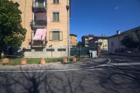Téléchargez les photos : Façade d'un bâtiment dans une rue d'un village avec des vêtements suspendus sur les balcons - en image libre de droit