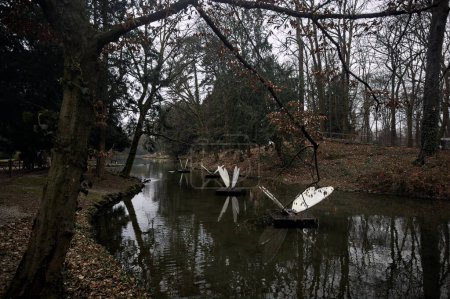 Foto de Estanque en un parque en otoño con escultura en forma de mariposa en el agua - Imagen libre de derechos