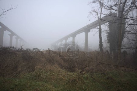 Poutres d'une usine abandonnée dans le brouillard
