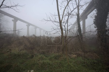 Balken einer verlassenen Fabrik im Nebel