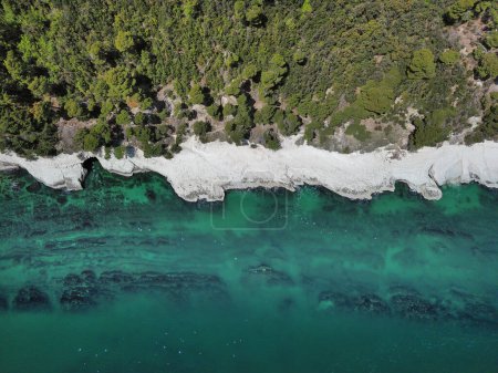 Luftaufnahme der zerklüfteten Küste des monte conero bei numana 