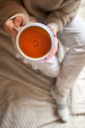 Foto de Conceptual Tómate tu tiempo Chica sosteniendo una taza de té - Imagen libre de derechos