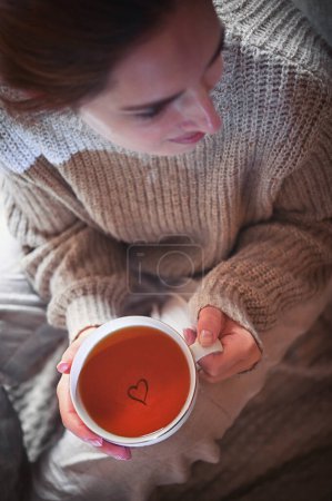 Foto de Conceptual Tómate tu tiempo Chica sosteniendo una taza de té - Imagen libre de derechos
