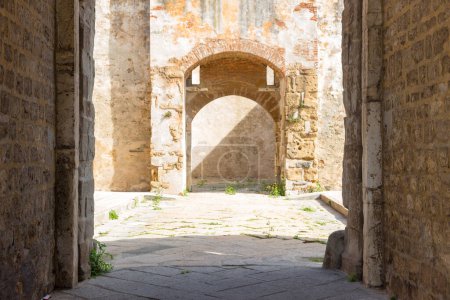 Foto de Inside view of the Torrione (1212) and the Rivellino, the ancient main gate built in 1447, Piombino, Italy - Imagen libre de derechos