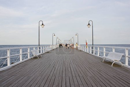 Téléchargez les photos : Gdynia, Pologne - 5 août : jetée avec vacanciers 5 août 2021 à Gdynia, Pologne - en image libre de droit