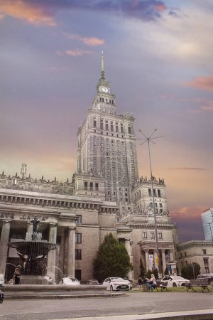Foto de Varsovia, Polonia - 26 de julio: Palacio de la Cultura y la Ciencia con el telón de fondo de una colorida puesta de sol 26 de julio de 2022 en Varsovia, Polonia - Imagen libre de derechos